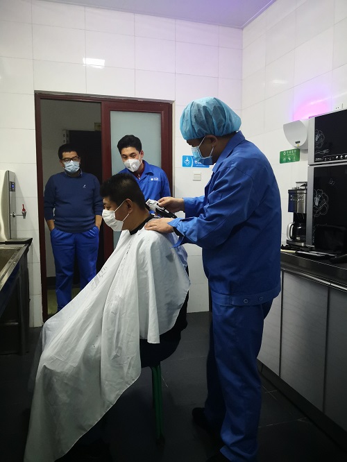 公司工會(huì)組織員工獻(xiàn)愛心義務(wù)理發(fā)