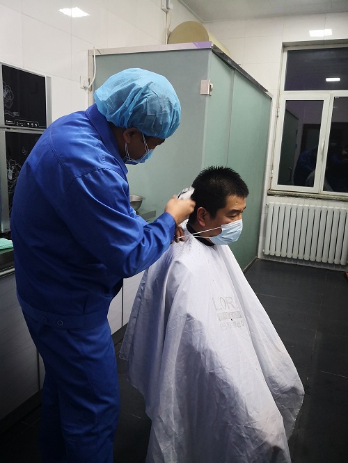 公司工會(huì)組織員工獻(xiàn)愛心義務(wù)理發(fā)