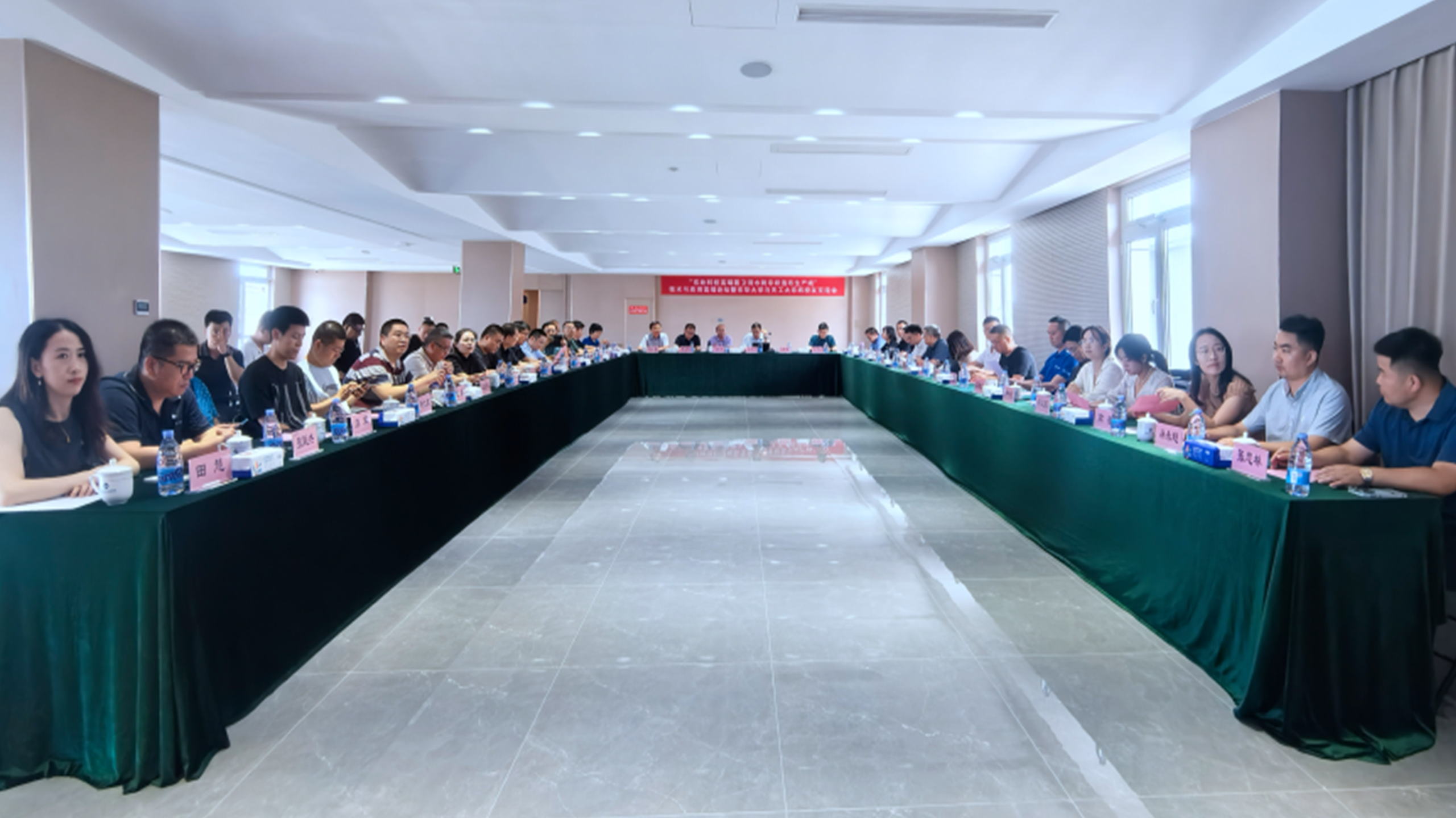 “東綸科技高端醫(yī)衛(wèi)用水刺非織造布生產(chǎn)線”技術(shù)與應(yīng)用高端論壇<br>在天津?yàn)I海成功舉辦